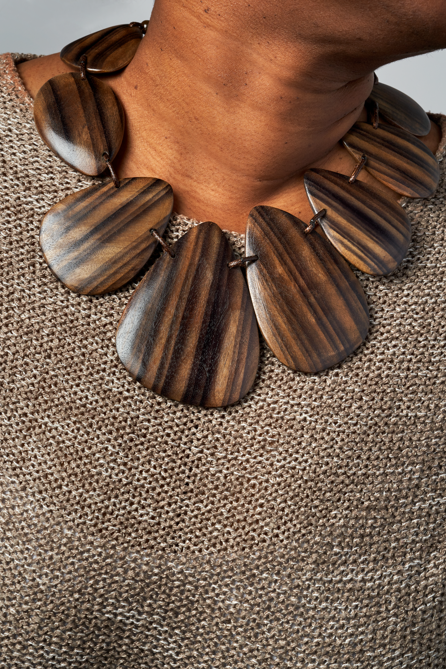 Collier Plastron en Bois Naturel Ébène – Design Organique & Artisanal