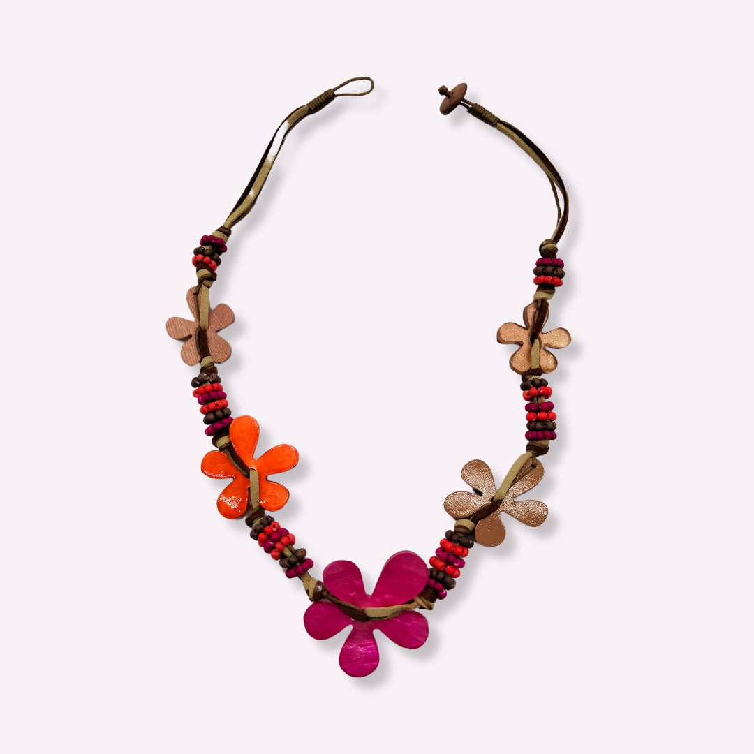 Collier Floral Artisanal "Jardin d'Été" – Perles de Bois et Fleurs en Résine Fuchsia