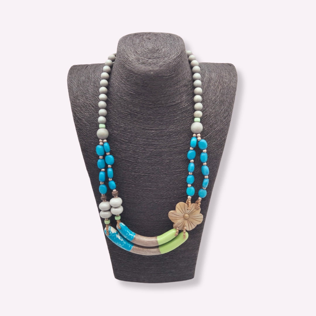 Collier Plastron Artisanal "Fleur de Vie" – Perles Bleues et Bois Naturel