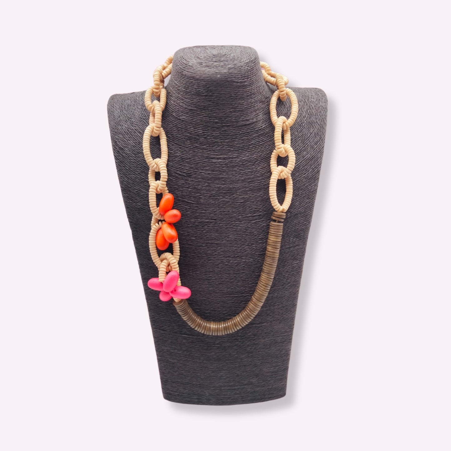 Sautoir Artisanal en Bois "Yandra" – Mailles Forçat et Motifs Floraux