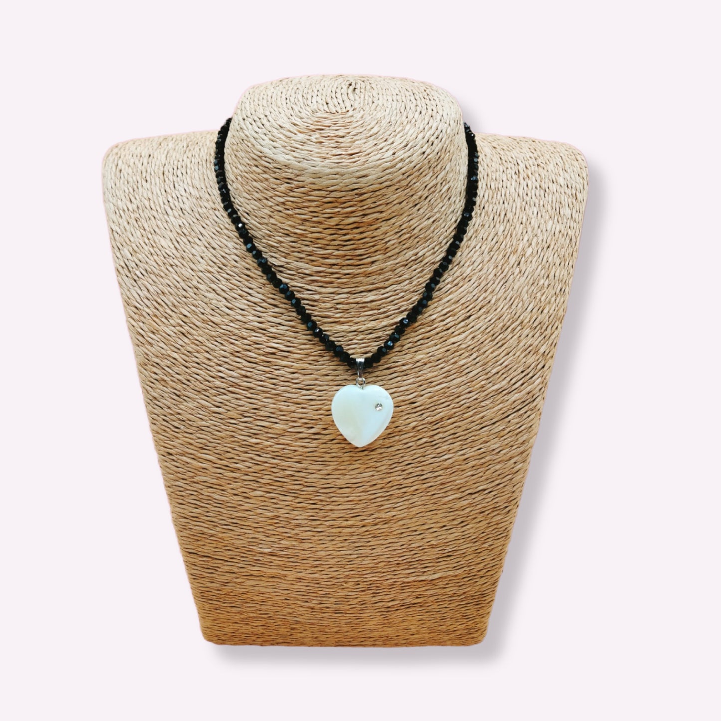 Collier Ras-du-Cou "Éclat Noir" & Pendentif Cœur en Nacre