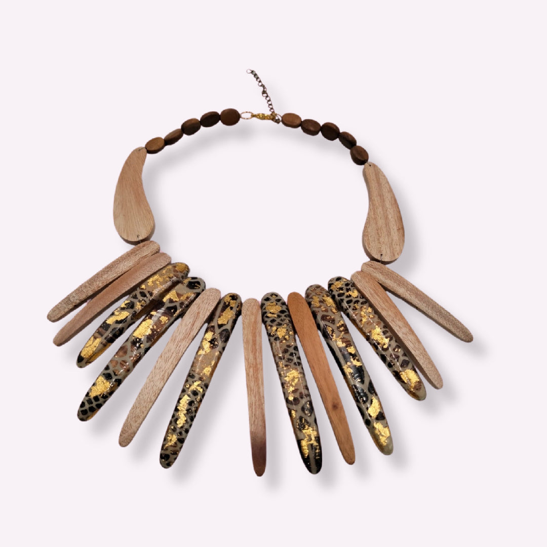 "Collier Plastron Yandra - pendentif en bois naturel et perles léopard avec Feuilles d'Or "