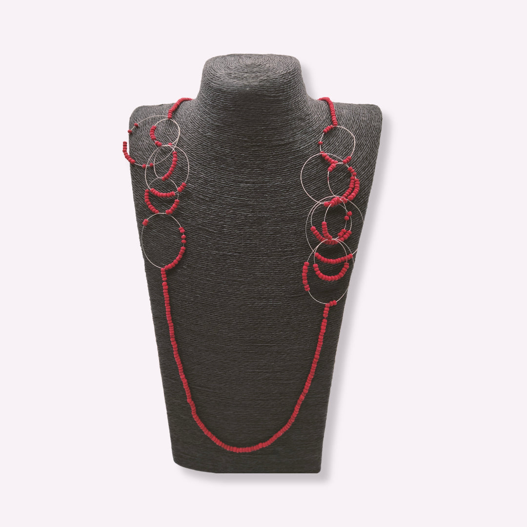 Sautoir "Éclipse Rouge" – Collier Long aux Anneaux Aériens et Perles de Rocaille