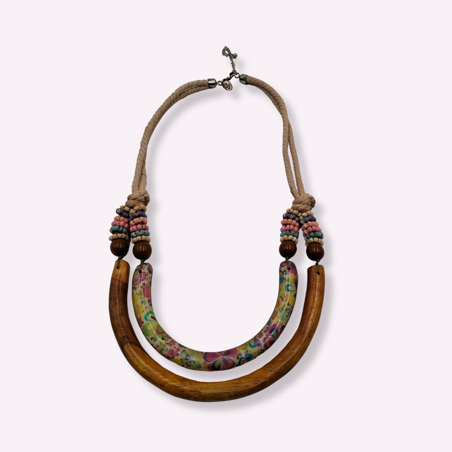 Collier "Nadra" bijou éco-responsable – Bois Naturel & Motifs Floraux
