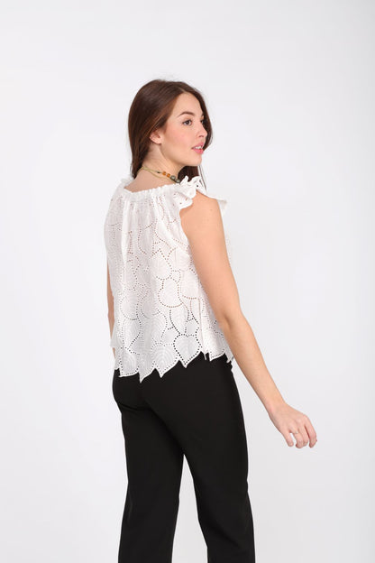 Blouse Blanche en Broderie Anglaise – Coupe Évasée & Col Semi-Ouvert