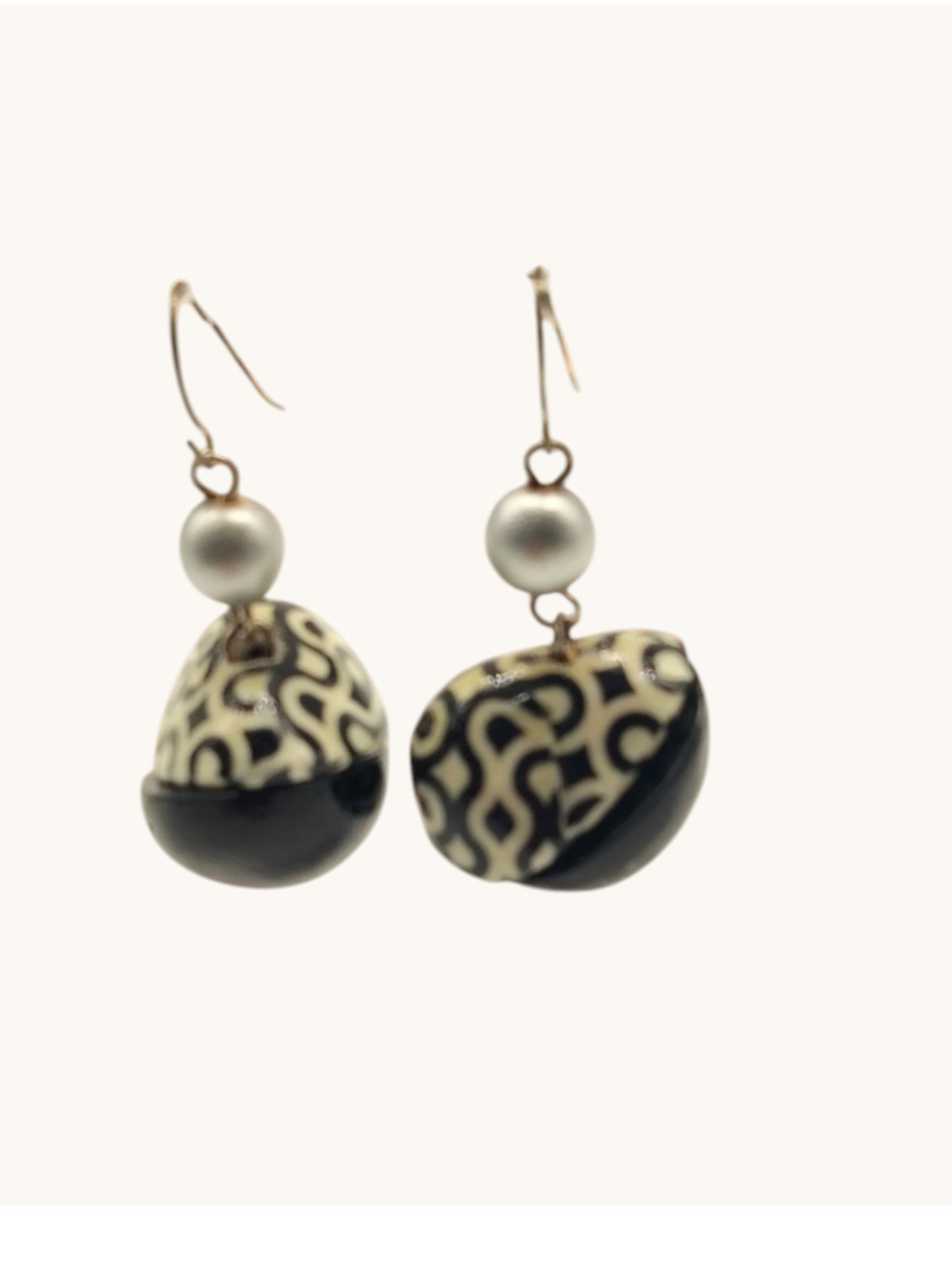 Boucles d'Oreilles Bois Vernis Noir et Blanc-Design Noir et Crème Art Déco