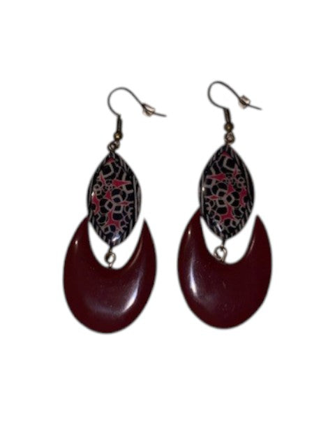 Boucles d'oreilles pendantes demi-lune rouges et médaillon losange graphique