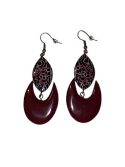 Boucles d'oreilles pendantes demi-lune rouges et médaillon losange graphique