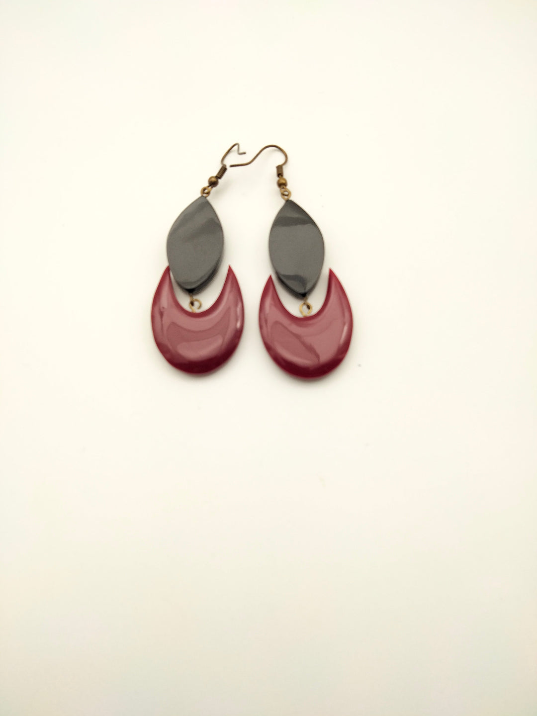 Boucles d'oreilles pendantes demi-lune rouges et médaillon losange graphique