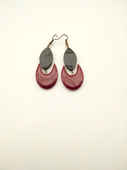 Boucles d'oreilles pendantes demi-lune rouges et médaillon losange graphique