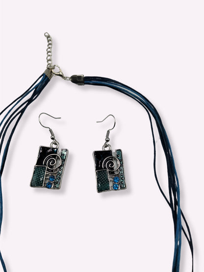 Parure "Arty Bleu Nuit" – Collier Pendentif et Boucles d'Oreilles Abstraits