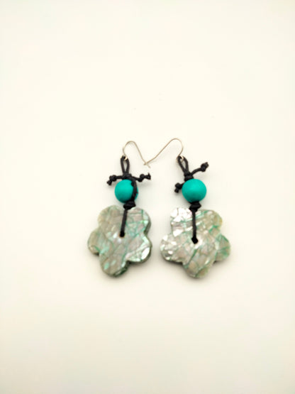Boucles d'Oreilles Fleurs en Nacre Turquoise - Style Bohème et Nature Yandra Collection