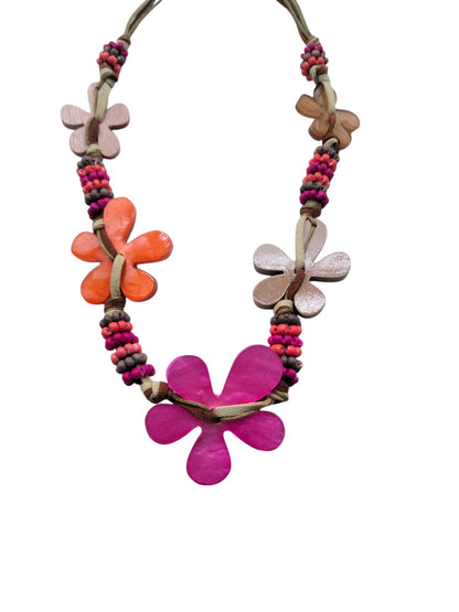 Collier Floral Artisanal "Jardin d'Été" – Perles de Bois et Fleurs en Résine Fuchsia