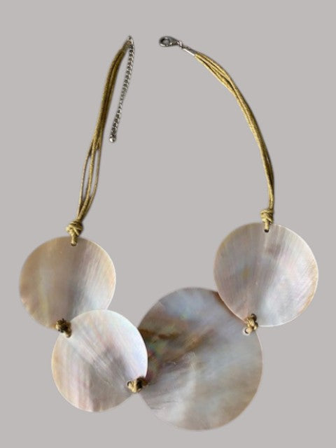 Collier Yandra : L'Éclat Solaire de la Nacre Naturelle