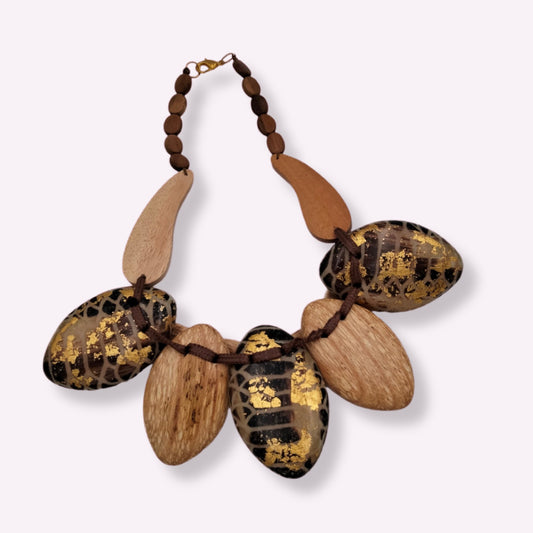 Collier artisanal "Ebène"  en bois avec éclats de feuille d'or sur buste.