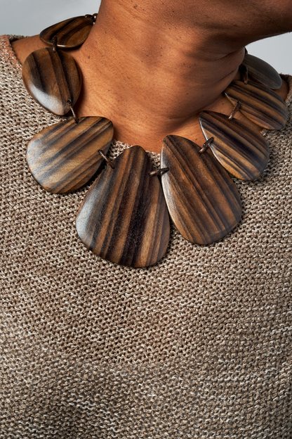 Collier Plastron en Bois Naturel Ébène – Design Organique & Artisanal