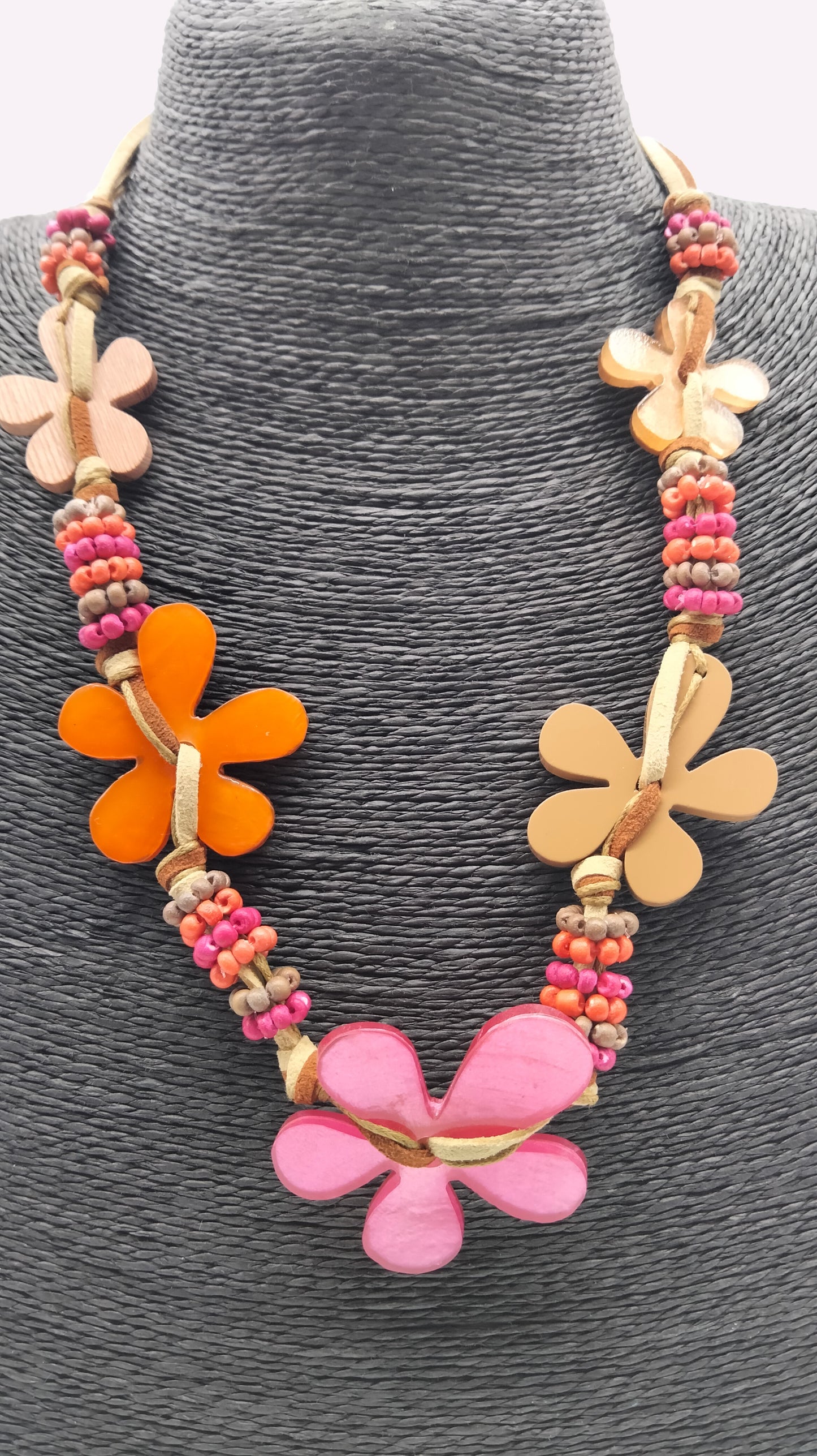 Collier à motif trèfle et perle en bois fait main