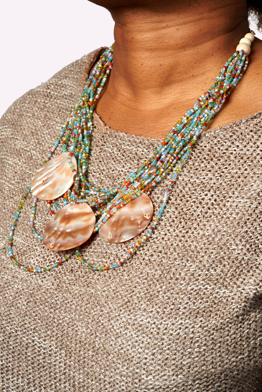 Collier sautoir Yandra en cascade de Perles de rocailles  et Triple Pendentif Nacre