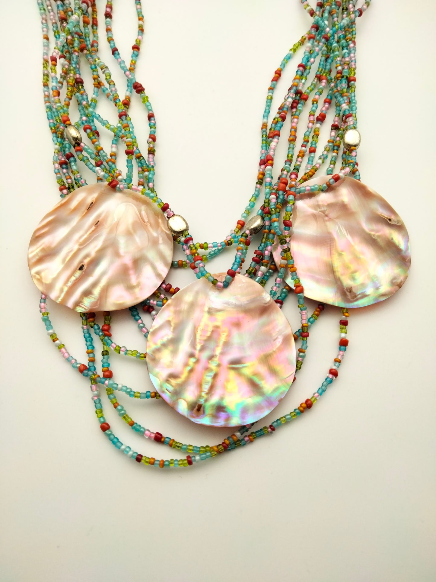 Collier sautoir Yandra en cascade de Perles de rocailles  et Triple Pendentif Nacre