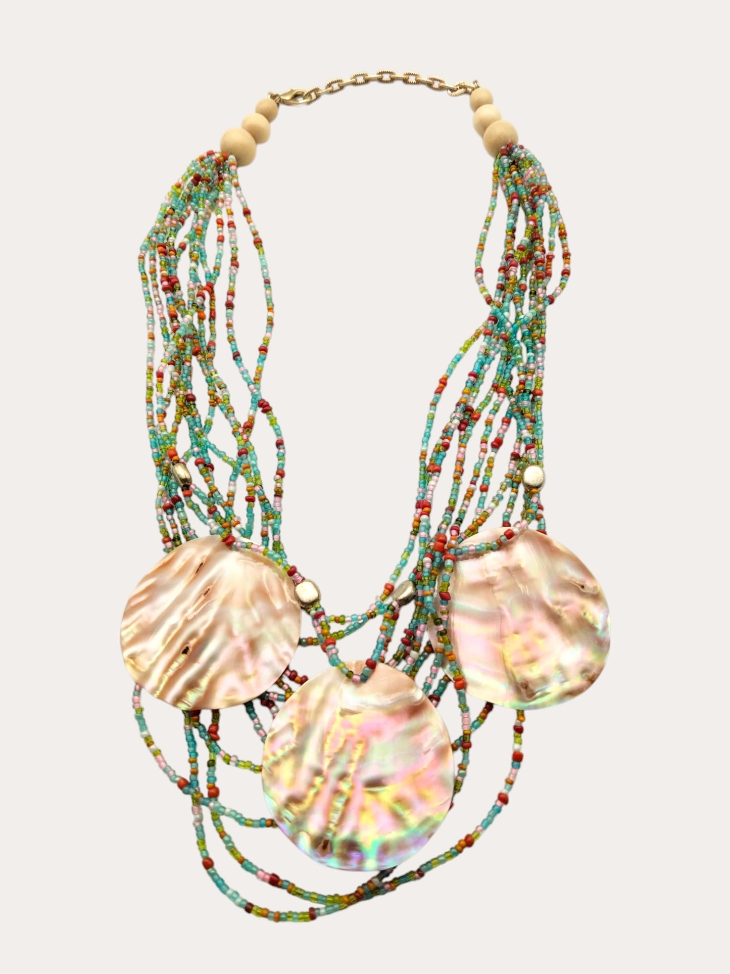 Collier sautoir Yandra en cascade de Perles de rocailles  et Triple Pendentif Nacre