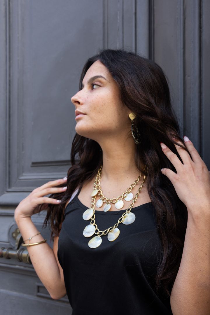 Collier Sautoir "Lumina" – Chaîne Dorée Martèle et Pastilles de Nacre Naturelle