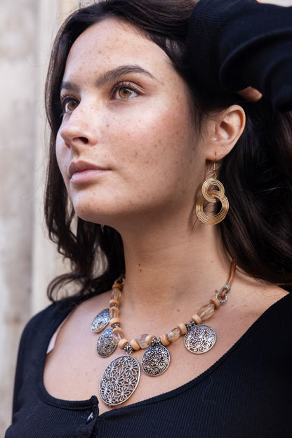 Collier "Dentelle de Vie" – Cuir, Bois & Métal Ciselé