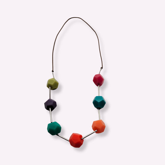 Sautoir "Atome" – Collier Minimaliste aux Perles Géométriques Multicolores