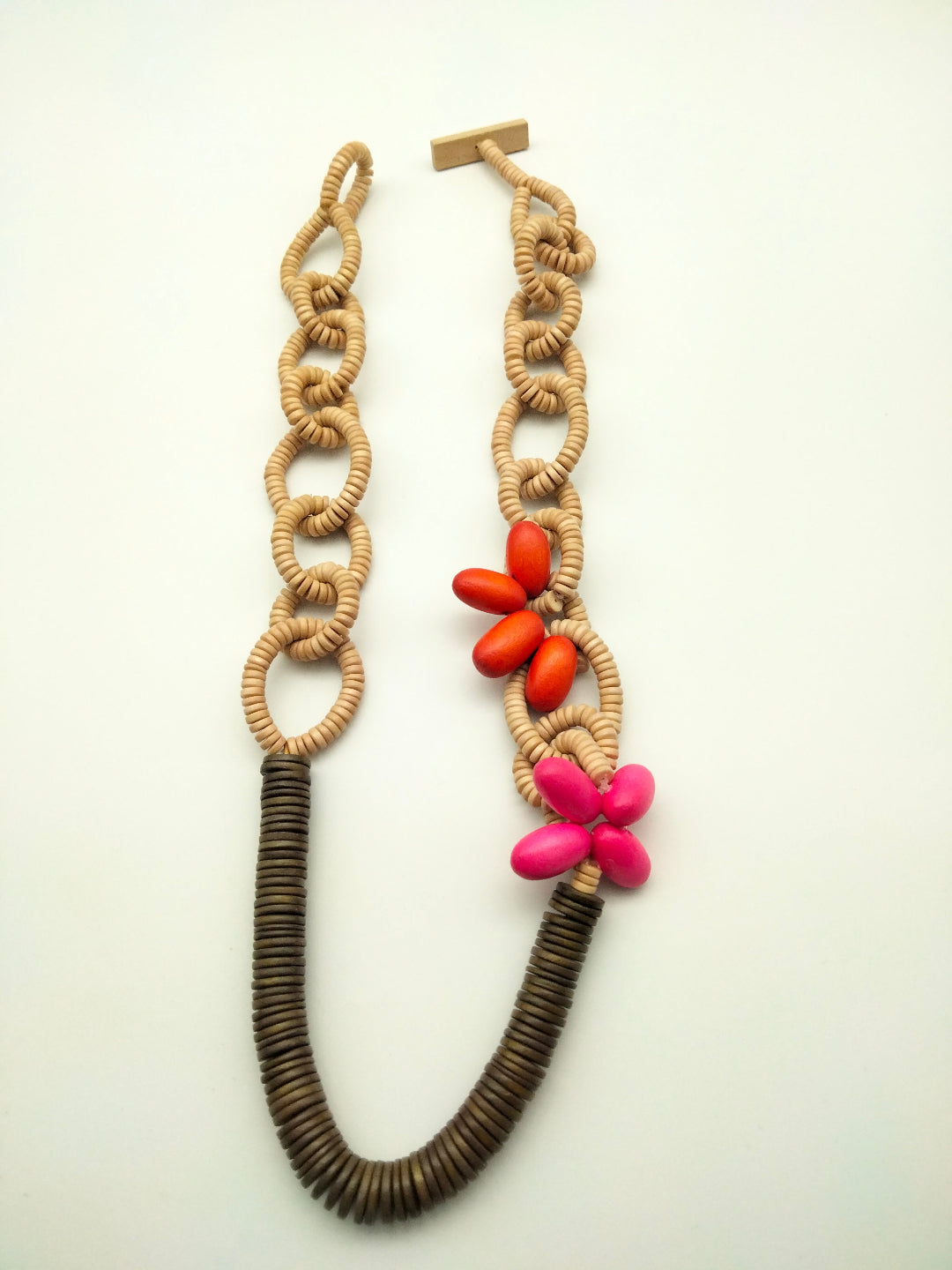 Sautoir Artisanal en Bois "Yandra" – Mailles Forçat et Motifs Floraux