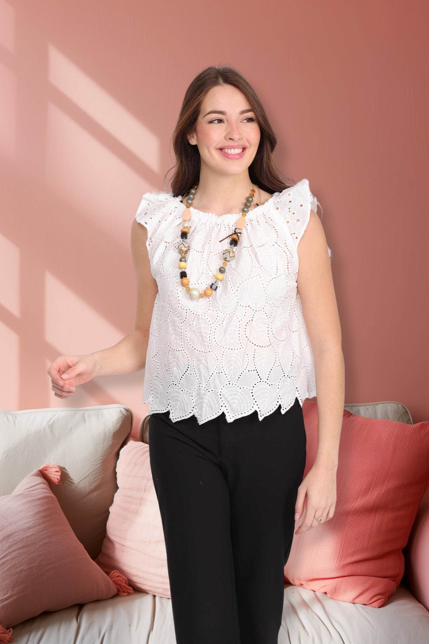 Blouse Blanche en Broderie Anglaise – Coupe Évasée & Col Semi-Ouvert