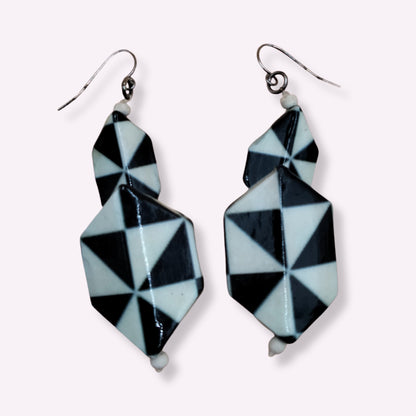Parure Sautoir et Boucles d'Oreilles Yandra en Bois - Imprimé Géométrique Noir & Blanc