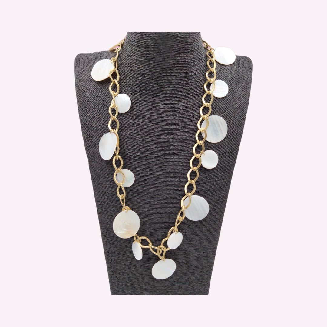 Collier Sautoir "Lumina" – Chaîne Dorée Martèle et Pastilles de Nacre Naturelle