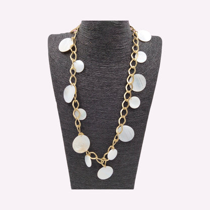 Collier Sautoir "Lumina" – Chaîne Dorée Martèle et Pastilles de Nacre Naturelle