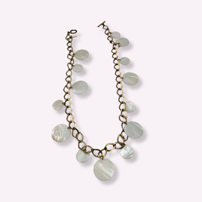 Collier Sautoir "Lumina" – Chaîne Dorée Martèle et Pastilles de Nacre Naturelle