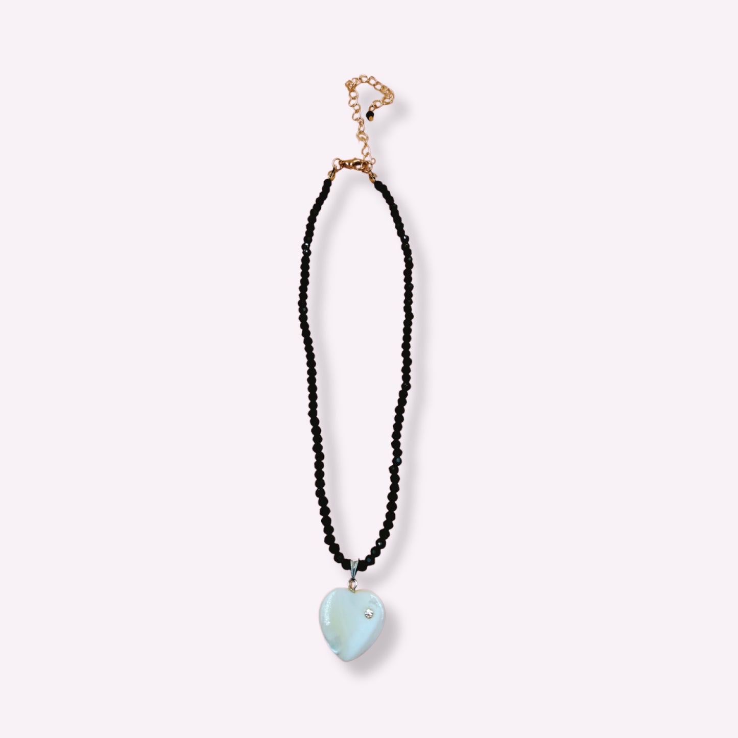 Collier, ras du cou en perle facette, pendentif coeur