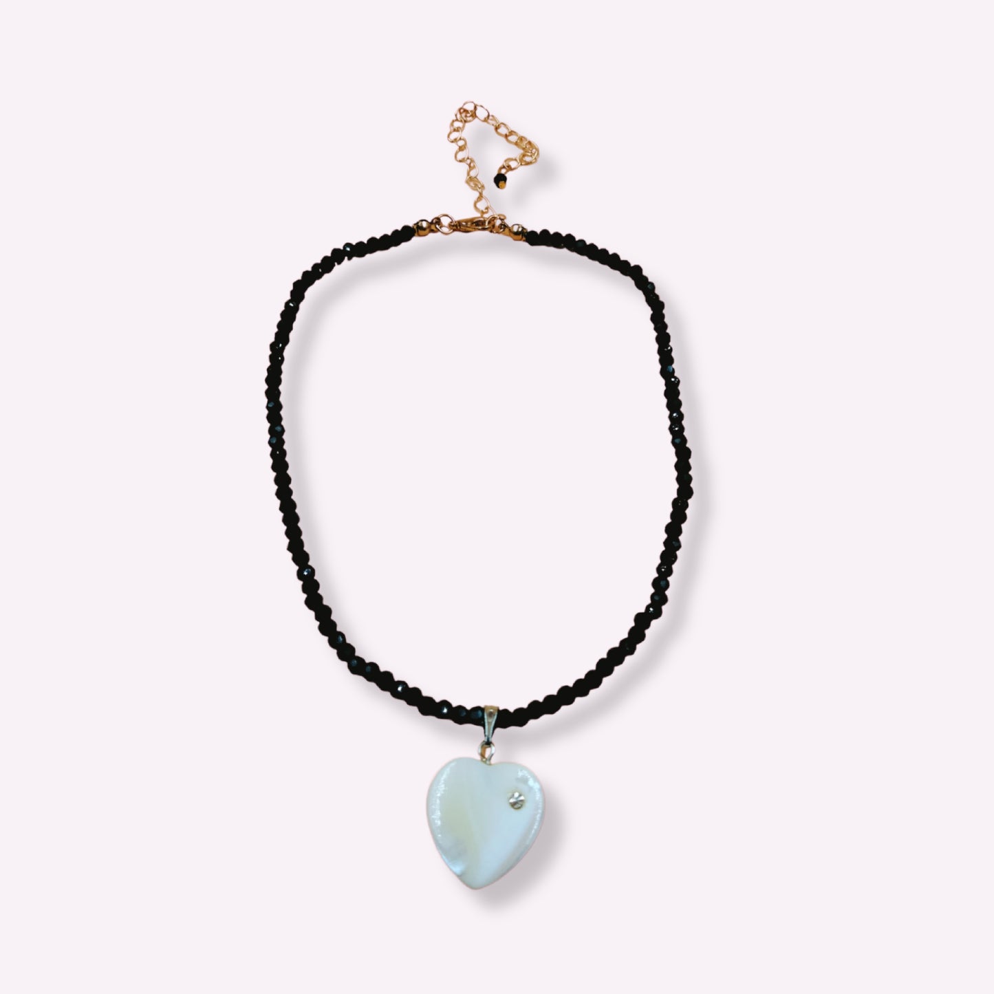 Collier, ras du cou en perle facette, pendentif coeur