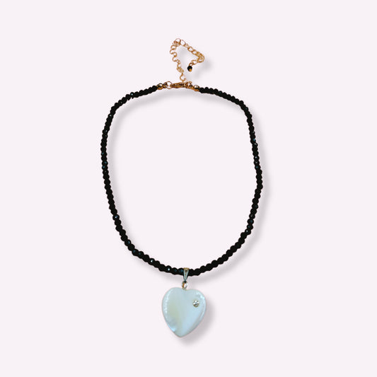 Collier, ras du cou en perle facette, pendentif coeur