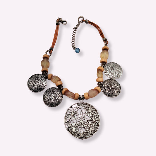 Collier "Dentelle de Vie" – Cuir, Bois & Métal Ciselé