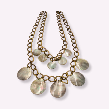 Collier Sautoir "Lumina" – Chaîne Dorée Martèle et Pastilles de Nacre Naturelle