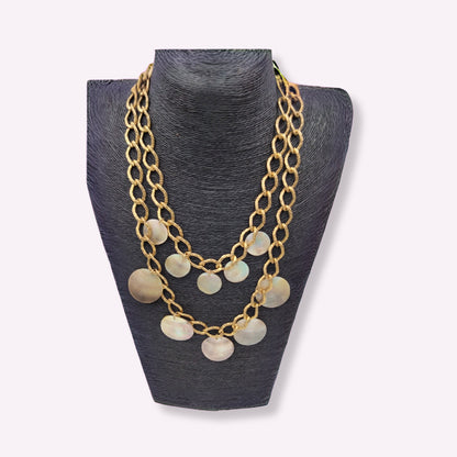 Collier Sautoir "Lumina" – Chaîne Dorée Martèle et Pastilles de Nacre Naturelle