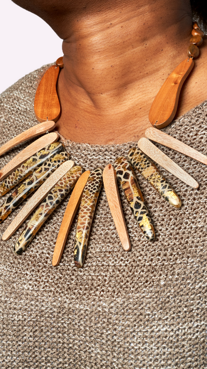 Collier Yandra à pendentif griffe d'animal en bois
